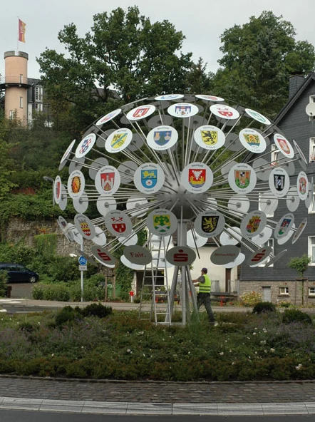 Fertige kugelförmige Metallkonstruktion mit farbigen Stadtwappen
