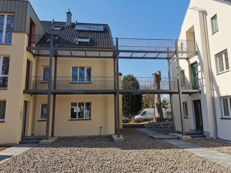 Fertige Metallkonstruktion mit Plattformen und Brücke zwischen zwei Wohngebäuden